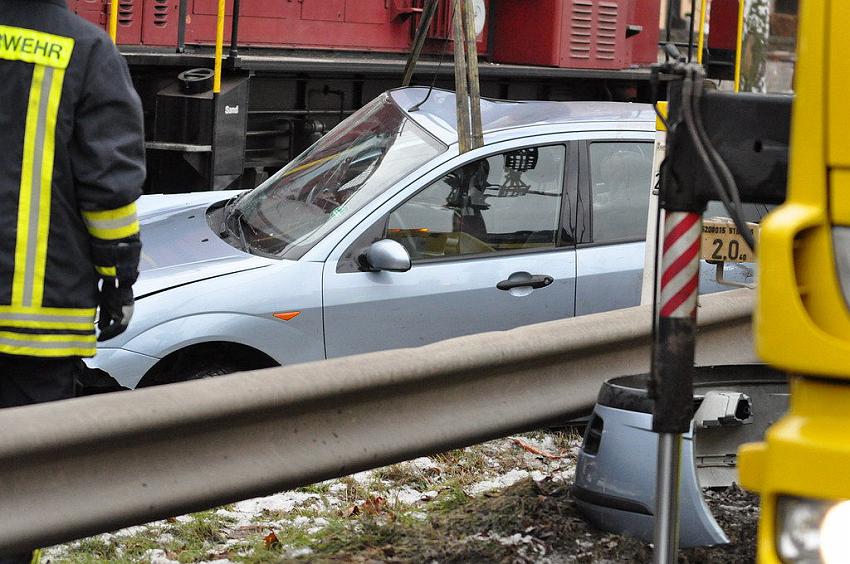 PKW gegen Zug Niederkassel Bingerstr P11.JPG